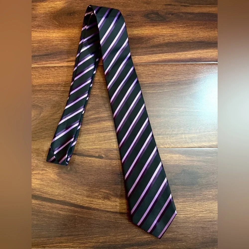 ❄️END of SEASON SALE❄️BERGAMO New York Sophisticated Black and Purple Repp Tie